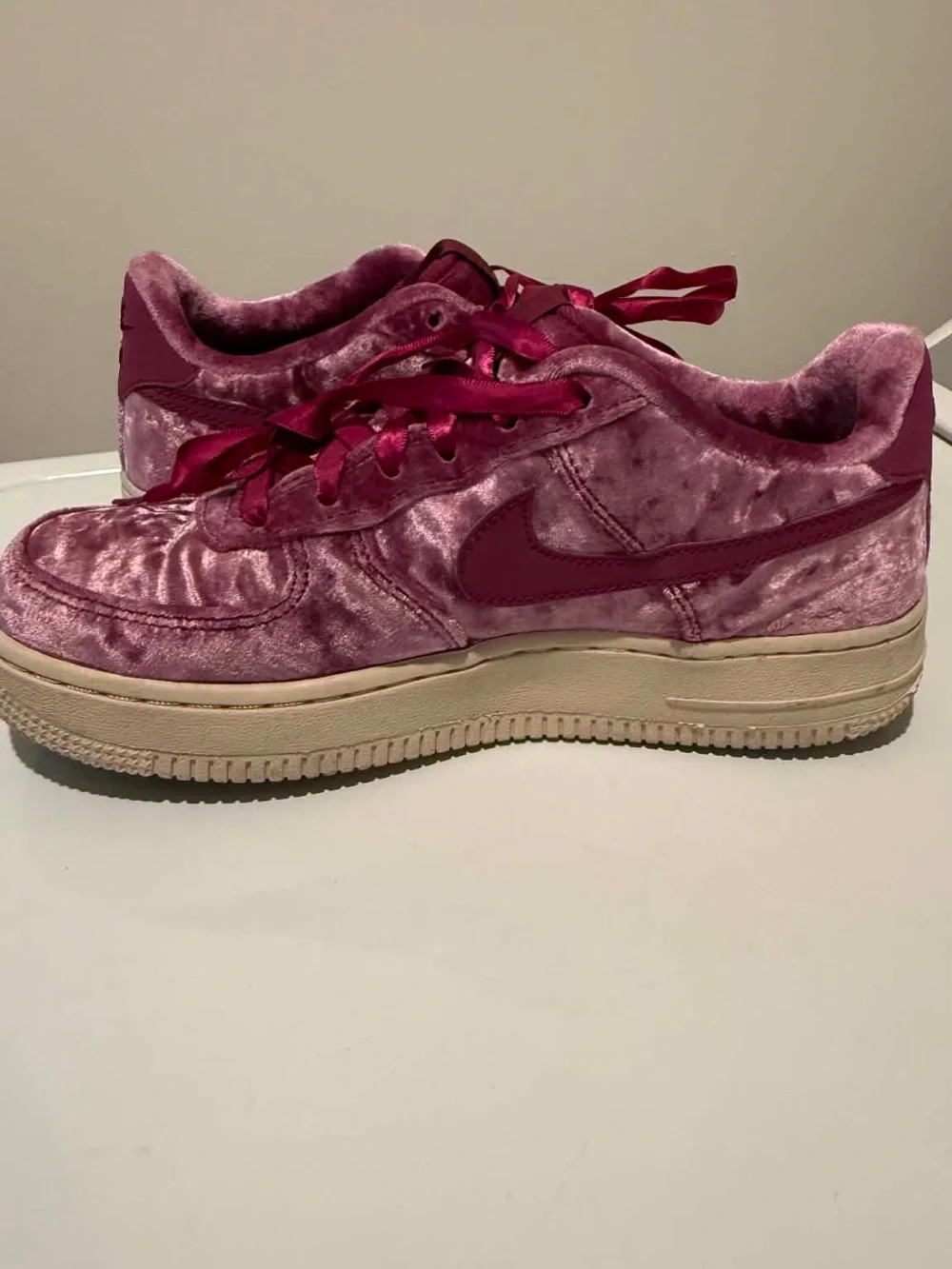NIKE AIR FORCE 1 LV8 LOW SIZE 5.5Y CRUSHED VELVET